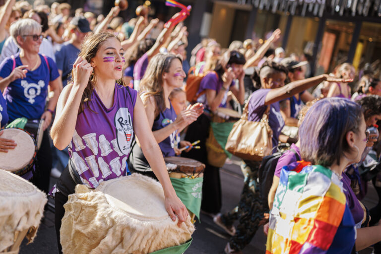 Des femmes manifestent lors d'une marche a l'ocasion de la greve feministe ce mardi 14 juin 2022 a Geneve. (KEYSTONE/Valentin Flauraud)