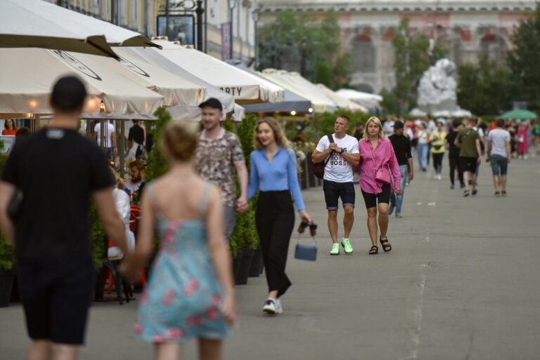 Wie sicher ist die Ukraine? Die Wahrscheinlichkeit, im Norden oder Westen Opfer eines Gewaltakts zu werden, liegt derzeit nahe bei null. Flüchtlinge kehren scharenweise in diese relativ sicheren Gebiete zurück