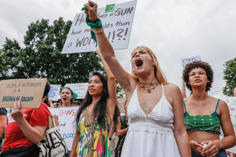 Feministische Fanatiker, fanatische Fundamentalisten: Die Abtreibungs-Diskussion offenbart die gespaltene Gesellschaft. Statt Argumente gegeneinander abzuwägen, herrscht kultureller Bürgerkrieg