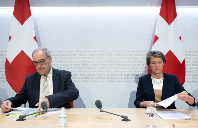 Bundesraetin Simonetta Sommaruga, rechts, und Bundesrat Guy Parmelin aeussern sich an einer Medienkonferenz ueber Gasreserve 2022 / 2023 und Vorbereitungsmassnahmen für eine Gasmangellage, am Mittwoch, 29. Juni 2022, in Bern. (KEYSTONE/Peter Schneider)