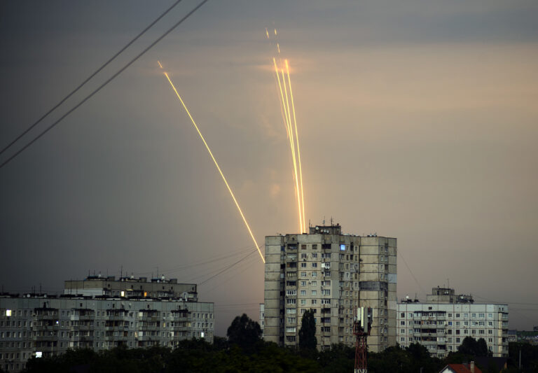 Auf der Frontlinie im Südosten der Ukraine liegt ein umkämpftes Kernkraftwerk. Das Risiko einer Atom-Katastrophe steigt. Wie verheerend ist die Lage?