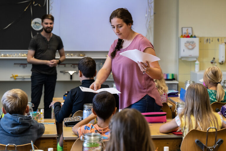 Die Studentin und angehende Lehrerin Lisa Siegenthaler, unterrichtet bereits an der 1. und 2. Klasse, am Montag, 15. August 2022, an der Primarschule in Lauperswil im Emmental. Wie in der ganzen Schweiz herrscht auch im Kanton Bern ein Mangel an Lehrpersonen. (KEYSTONE/Peter Schneider)