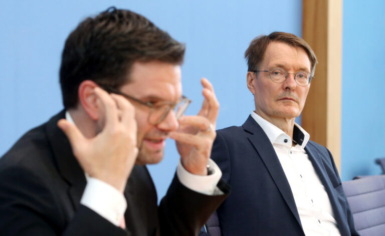 24.08.2022, Berlin: Karl Lauterbach (SPD), Bundesgesundheitsminister, und Marco Buschmann (FDP), Bundesjustizminister, beantworten vor der Bundespressekonferenz Fragen von Journalisten und informieren die Medienvertreter über neue Regeln im Infektionsschutzgesetz, die zuvor im Kabinett beschlossen wurden. Die Bundesregierung hat wieder schärfere staatliche Eingriffsmöglichkeiten für eine erwartete Corona-Welle im Herbst und Winter auf den Weg gebracht. Foto: Wolfgang Kumm/dpa +++ dpa-Bildfunk +++ (KEYSTONE/DPA/Wolfgang Kumm)