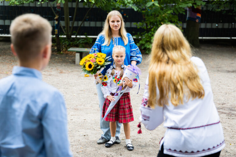 27.08.2022, Berlin: Die 6-jährige Yeva aus der Ukraine lässt sich mit ihrer Mutter Yuliia nach ihrer Einschulung im Hof der Tempelherren-Grundschule im Berliner Stadtteil Tempelhof fotografieren. Yeva ist mit ihrer Mutter Yuliia aus der westlich von Kiew gelegenen Stadt Schytomyr nach Berlin geflohen und privat bei einer Familie untergekommen. In der Tempelherren-Grundschule wurden insgesamt drei Kinder aus der Ukraine eingeschult. (Zustimmung liegt vor) Foto: Christoph Soeder/dpa - ACHTUNG: Nur zur redaktionellen Verwendung im Zusammenhang mit der aktuellen Berichterstattung und nur mit vollständiger Nennung des vorstehenden Credits +++ dpa-Bildfunk +++ (KEYSTONE/DPA/Christoph Soeder)