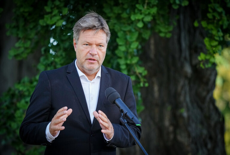 31.08.2022, Brandenburg, Meseberg: Robert Habeck (Bündnis 90/Die Grünen), Bundesminister für Wirtschaft und Klimaschutz, gibt am Rande der Klausur des Bundeskabinetts vor dem Schloss Meseberg eine Pressekonferenz zur Digitalstrategie. Foto: Kay Nietfeld/dpa +++ dpa-Bildfunk +++ (KEYSTONE/DPA/Kay Nietfeld)