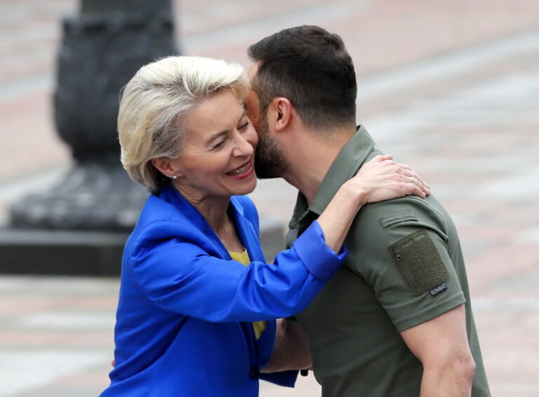 epa10185949 Ukrainian President Volodymyr Zelensky (R) and European Commission President Ursula von der Leyen (L) react during their meeting in Kyiv, Ukraine, 15 September 2022. Ursula von der Leyen arrived in Kyiv to meet with top Ukrainian officials amid the Russian invasion. EPA/SERGEY DOLZHENKO