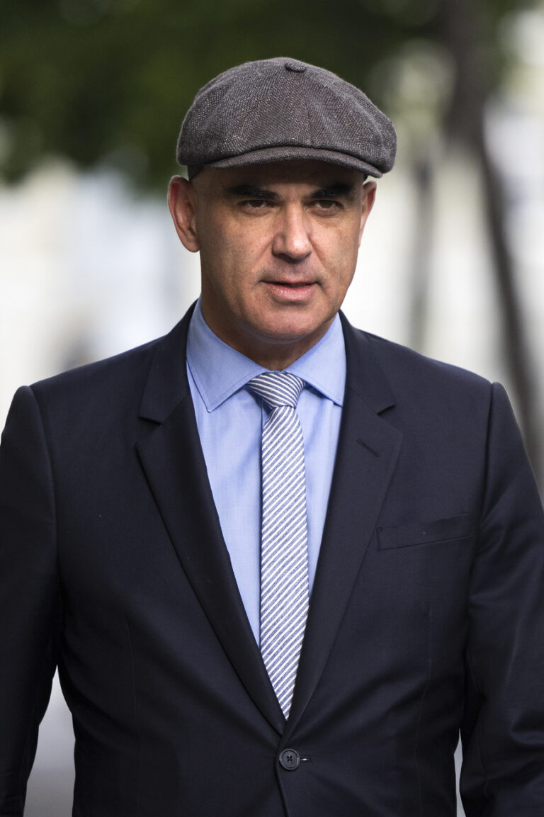 Bundesrat Alain Berset auf dem Weg zu einer Medienkonferenz des Bundesrates zu den Eidgenoessischen Abstimmungen am Sonntag, 25. September 2022 in Bern. (KEYSTONE/Peter Klaunzer)