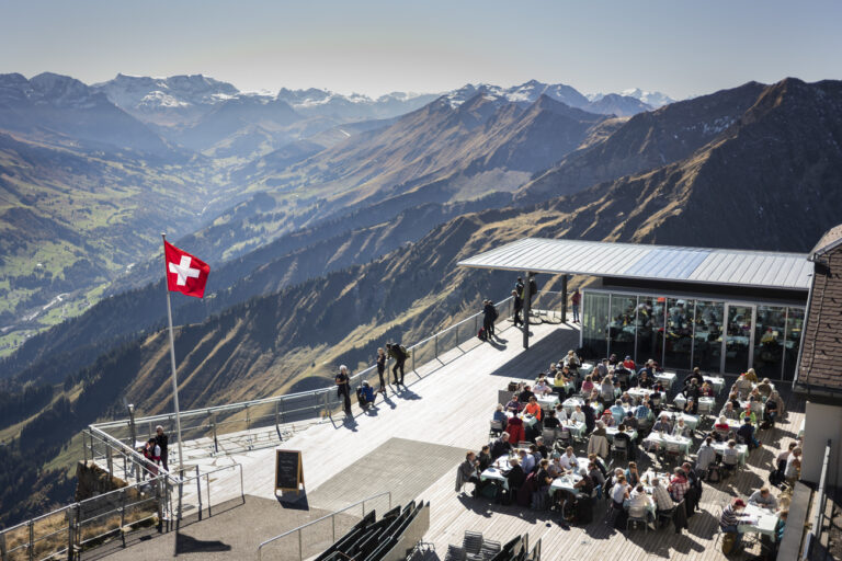 Zahlreiche Sonnenhungrige, Wanderer und Ausflueglerinnen bevoelkern bei strahlendem Herbstwetter die Terrasse des Berghaus Niesen-Kulm, am Mittwoch, 5. Oktober 2022 auf dem Niesen oberhalb von Muelenen im Berner Oberland. (KEYSTONE/Alessandro della Valle)