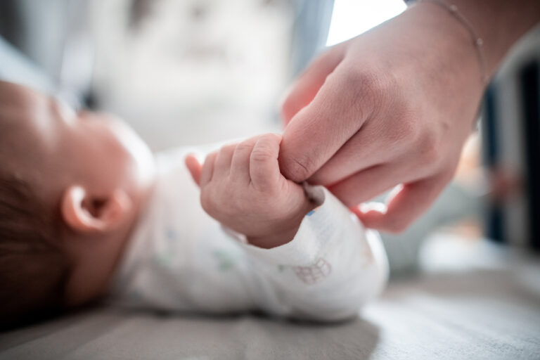 ARCHIV - 30.12.2019, Nordrhein-Westfalen, Oberhausen: Ein Baby klammert sich an den Finger seiner Mutter. (Zu dpa «Geburtenrate pro Frau in Bayern 2021 gestiegen») Foto: Fabian Strauch/dpa +++ dpa-Bildfunk +++ (KEYSTONE/DPA/Fabian Strauch)