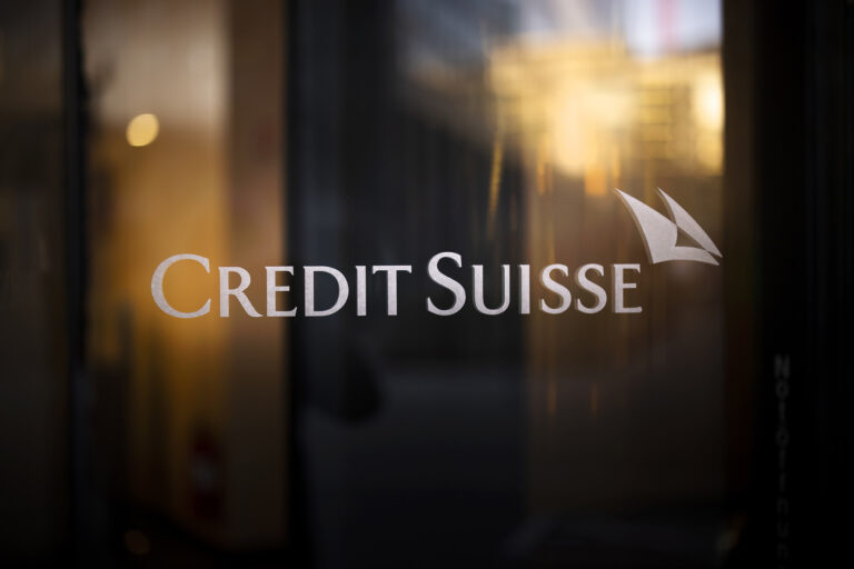 Das Logo der Schweizer Bank Credit Suisse an einem Gebaeude der Bank in Zuerich Oerlikon, am Mittwoch, 23. November 2022 in Zuerich. Die Aktionaere haben der Beschaffung von rund 4 Milliarden Franken durch die Ausgabe neuer Aktien sowie dem Einstieg der Saudi National Bank als neuer Grossaktionaerin zugestimmt. Die angeschlagene Grossbank steckt aber auch weiterhin tief in den roten Zahlen und muss nun auch hohe Geldabfluesse vermelden.(KEYSTONE/Michael Buholzer)