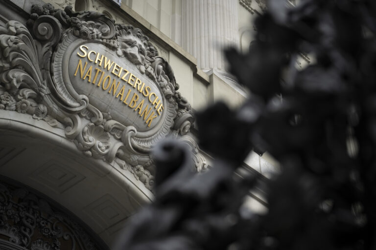 The facade of the Swiss National Bank SNB pictured at the Federal square (Bundesplatz) prior to an end-of-year press conference of Swiss National Bank (SNB BNS), in Bern, Switzerland, Thursday, December 15, 2022. (KEYSTONE/Anthony Anex)