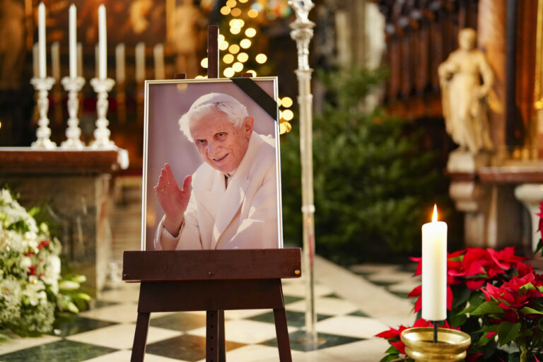 Denker, Beter, Jahrhundert-Theologe: Benedikt XVI. war nach 500 Jahren der erste deutsche Papst. Gerade in seiner Heimat wurde er oft und gerne angefeindet. Nun ist der Papa emeritus im Alter von 95 Jahren gestorben