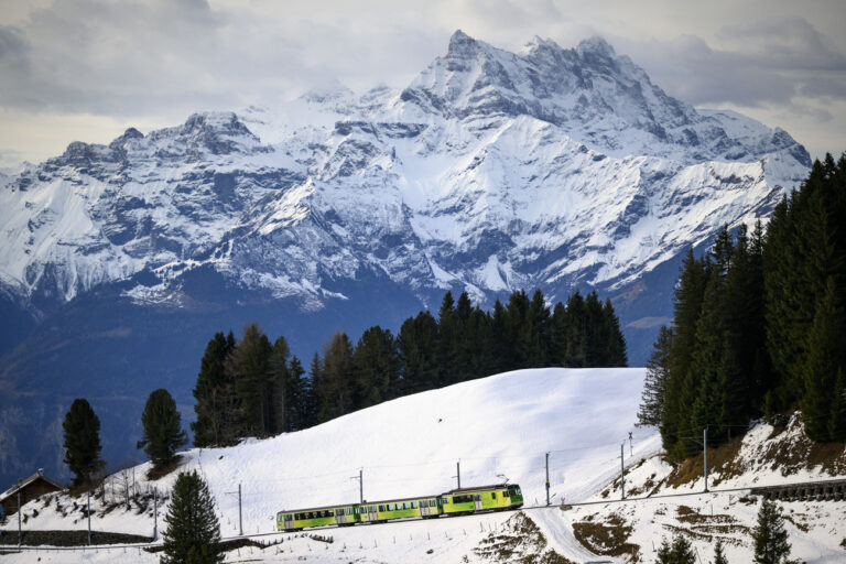 Un train des Transports publics du Chablais, TPC, de la liaison Bex-Villars-Bretaye roule devant les montagnes des Dents du midi proche de Bretaye sur le domaine skiable des Alpes Vaudoises ce samedi 31 decembre 2022 a Villars-sur-Ollon. (KEYSTONE/Laurent Gillieron)