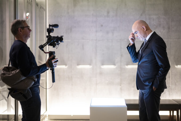 Bundespraesident Alain Berset posiert fuer seine Neujahrsansprache in den drei Landessprachen fuer die SRG im Landesmuseum in Zuerich, aufgenommen am Dienstag, 20. Dezember 2022. (KEYSTONE/Ennio Leanza)