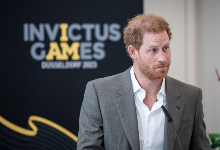 ARCHIV - 06.09.2022, Nordrhein-Westfalen, Düsseldorf: Prinz Harry, Herzog von Sussex, hält im Rathaus eine Rede. Der Prinz und seine Frau waren nach Düsseldorf gekommen, um für die «Invictus Games» 2023 zu werben. (zu dpa «Harrys Aussagen über Taliban - Sorge um Sicherheit der Invictus Games») Foto: Fabian Strauch/dpa +++ dpa-Bildfunk +++ (KEYSTONE/DPA/Fabian Strauch)