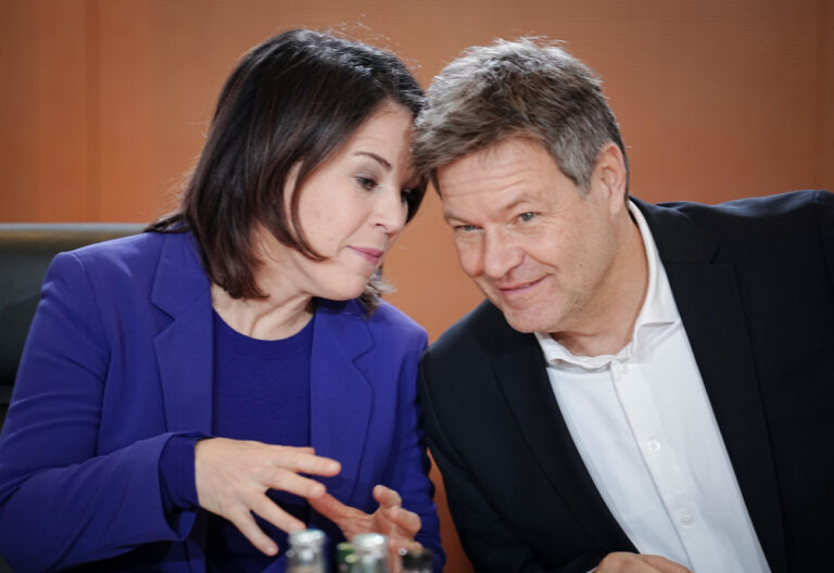 11.01.2023, Berlin: Annalena Baerbock (l-r, Bündnis 90/Die Grünen), Außenministerin, und Robert Habeck (Bündnis 90/Die Grünen), Bundesminister für Wirtschaft und Klimaschutz, nehmen an der Sitzung des Bundeskabinetts im Bundeskanzleramt teil. Foto: Kay Nietfeld/dpa +++ dpa-Bildfunk +++ (KEYSTONE/DPA/Kay Nietfeld)