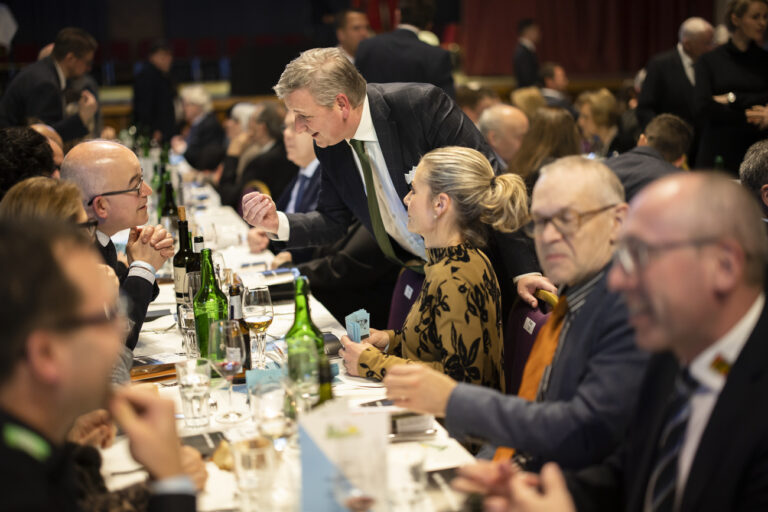 SVP Praesident Marco Chiesa, Mitte, spricht mit Nationalrat Gregor Rutz, links, an der Albisguetli-Tagung der SVP, am Freitag, 20. Januar 2023 in Zuerich. (KEYSTONE/Michael Buholzer)