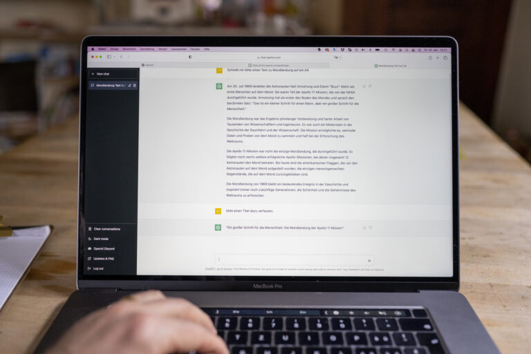 Internet-Wunder «ChatGPT» verfasst Texte durch künstliche Intelligenz. Das Schicksal dürfte es mit Mainstream-Journalisten weniger gut meinen als mit querdenkenden Skeptikern