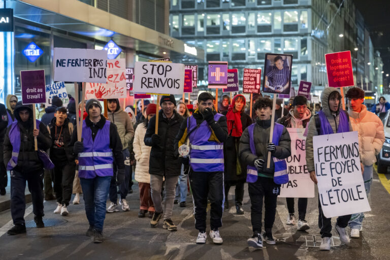 Des personnes manifestent en souvenir d'Alireza jeune Afghan, avant un cortege visant a interpeller les autorites cantonales, ce mercredi 25 janvier 2023 a Geneve. Alireza avait 19 ans. Il s'est suicide le 30 novembre 2022, apres avoir recu une reponse du Tribunal administratif federal (TAF) confirmant son renvoi. Alireza n'est pas la seule personne en exil a avoir mis fin a ses jours a Geneve. Nous pensons a Ali Reza, son homonyme, a Yemane et a Tony, decedes respectivement en 2019, 2018 et en decembre dernier. (KEYSTONE/Martial Trezzini)