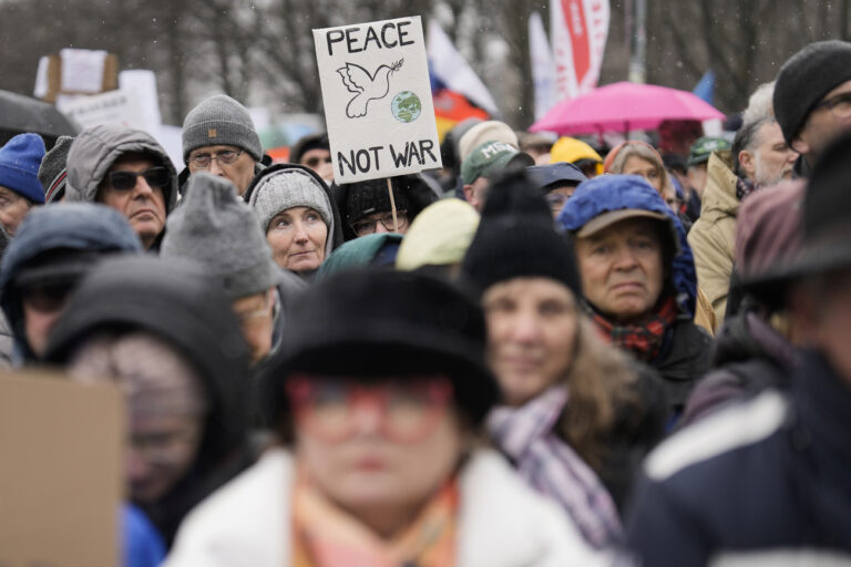 Plädoyer für den Frieden: Jetzt, wo es in den Schützengräben der Ukraine kalt wird und die Weltöffentlichkeit dem Krieg kein Augenmerk mehr schenkt, ist es endlich Zeit für Frieden