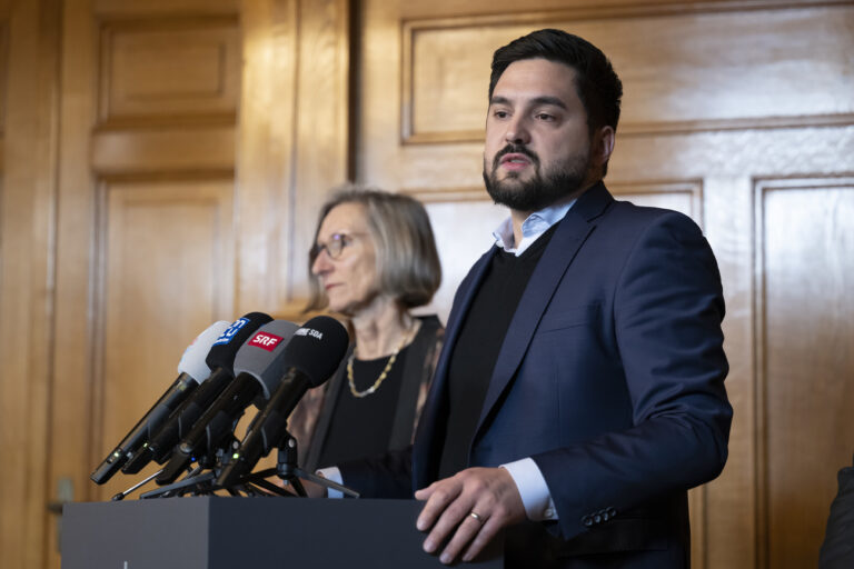 Co-Parteipraesident und Nationalrat Cedric Wermuth, SP-AG, rechts, sprich neben Nationalraetin Prisca Birrer-Heimo, SP-LU, an einem Point de presse ueber die juengsten Entwicklungen bei der Credit Suisse waehrend der Fruehlingssession der Eidgenoessischen Raete, am Donnerstag, 16. Maerz 2023 im Zimmer 1, Bundeshaus, in Bern. (KEYSTONE/Anthony Anex)