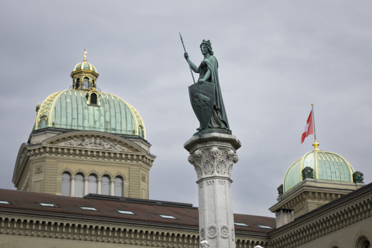 Schweizer Image leidet: Weil Politiker die Neutralität aufgeben, ziehen Russen massenhaft ihre Gelder ab