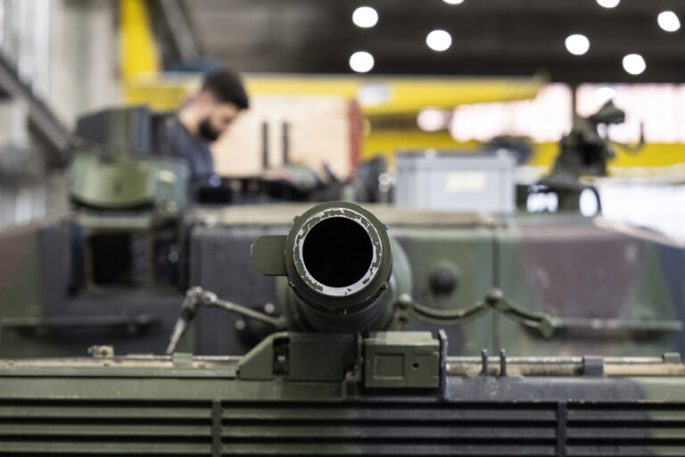 Ein Mechaniker wartet den Panzerturm vom Typ Leopard 2 in einer Wartungshalle der RUAG, am Montag, 20. Maerz 2023, in Thun. (KEYSTONE/Peter Schneider)