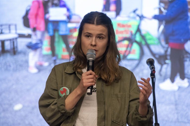 26.03.2023, Berlin: Luisa Neubauer, Fridays for Future, spricht bei der Wahlparty des Bündnisses 