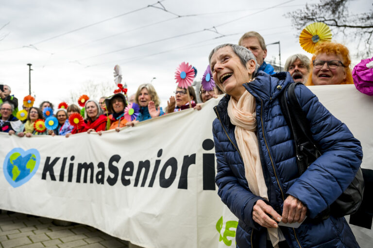 Anne Mahrer, co-presidente des Ainees pour la protection du climat (KlimaSeniorinnen) reagit a la fin d'une audience publique devant la Grande Chambre de la Cour europeenne des droits de l'homme (CEDH) le mercredi 29 mars 2023 a Strasbourg en France. La Cour europeenne des droits de l'homme examine le recours des Ainees suisses pour la protection du climat. Si elle devait entrer en matiere sur le fond, l'affaire pourrait avoir valeur de precedent en matiere de droits humains sur le climat. (KEYSTONE/Jean-Christophe Bott)