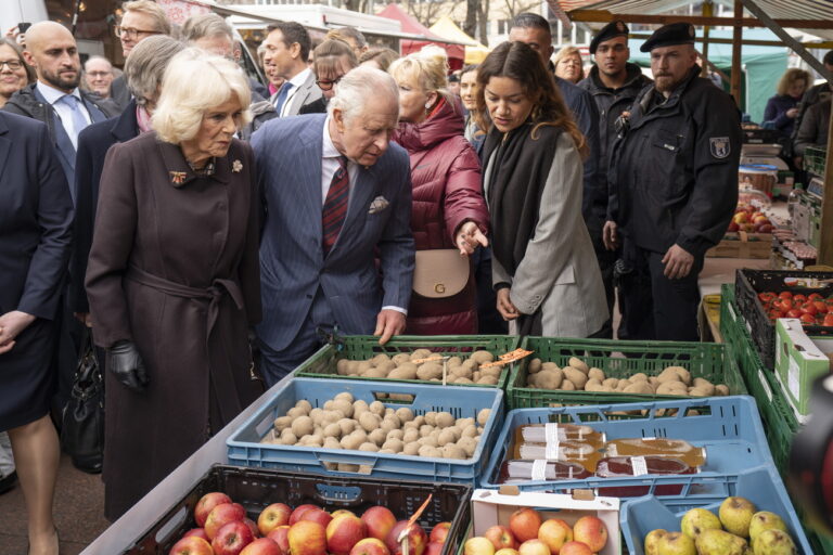 Erste Auslandreise des Königs: Auf einem Biobauernmarkt wollte Karl III. die besten Seiten Deutschlands entdecken