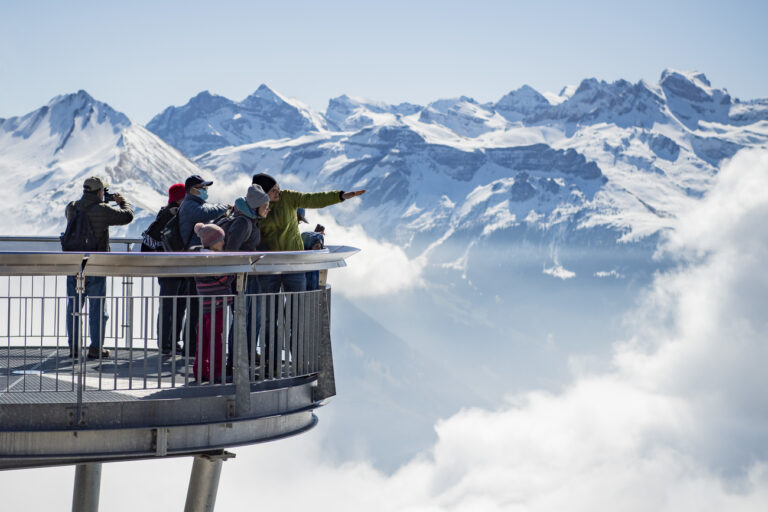 Zahlreiche Tagestouristen geniessen das kuehle Sonnen und Wolkenspiel auf dem Stanserhorn auf 1900 meter ueber Meer am Ostersonntag, 9. April 2023. (KEYSTONE/Urs Flueeler).