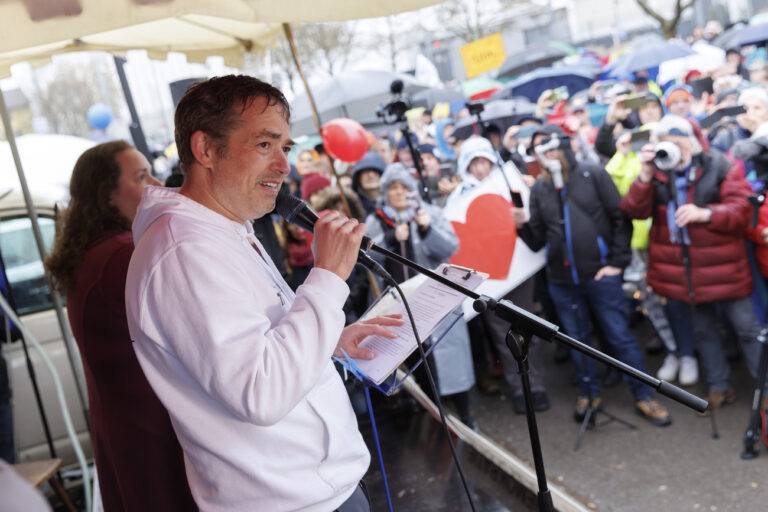 Was passiert eigentlich, wenn man «im besten Deutschland aller Zeiten» eine Protestbewegung startet, mit Demonstrationen gegen Grundrechtseinschränkungen, Covid-Massnahmen und staatliche Repression? Nun ja, es beginnt ein kafkaesker Albtraum