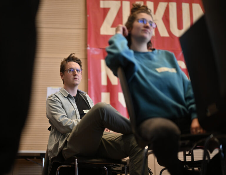 Juso-Praesident Nicola Siegrist und Generalsekretaerin Rosa Mueller verfolgen ein Podium an der Delegiertenversammlung der JUSO Schweiz, am Samstag, 22. April 2023, in St. Gallen. (KEYSTONE/Gian Ehrenzeller)