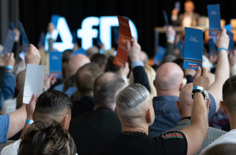 22.04.2023, Sachsen-Anhalt, Weißandt-Gölzau: Delegierte stimmen auf dem Landesparteitag der AfD Sachsen-Anhalt in Weißandt-Gölzau ab. Auf dem Parteitag wählen die Deligierten ihren Spitzenkandidaten für die Europawahl 2024. Neben der Wahl des Spitzenkandidaten steht auf dem Landesparteitag auch das zehnjährige Parteijubiläum auf dem Programm. Foto: Hendrik Schmidt/dpa +++ dpa-Bildfunk +++ (KEYSTONE/DPA/Hendrik Schmidt)