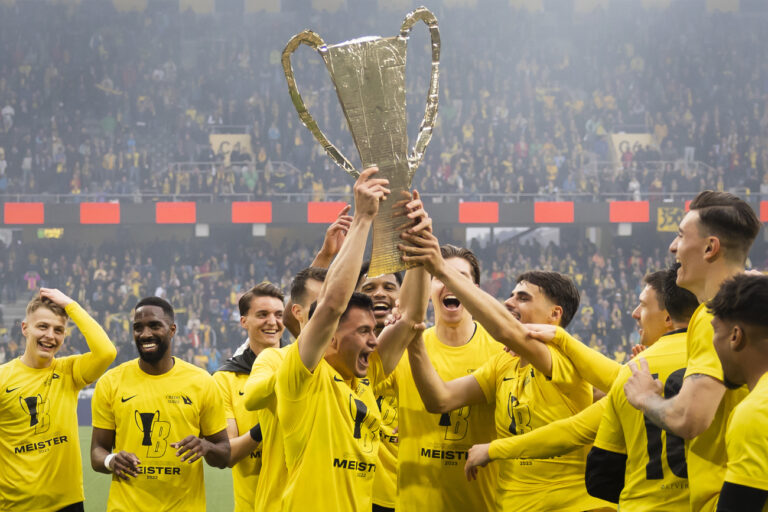 YBs Fabian Rieder und seine Teamkollegen feiern mit einer Meisterpokal Attrappe, nach dem Super League Spiel zwischen dem BSC Young Boys Bern und dem FC Luzern, am Sonntag, 30. April 2023 im Stadion Wankdorf in Bern. (KEYSTONE/Peter Klaunzer)