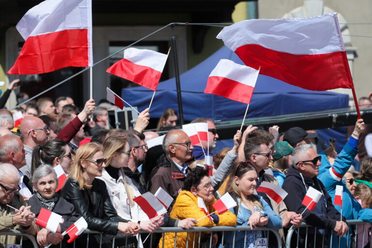 epa10605929 People attend the celebrations of the 232nd anniversary of the 03 May Constitution at the Castle Square in Warsaw, Poland, 03 May 2023. The 1791 Constitution was adopted by the Great Sejm for the Polish and Lithuanian Commonwealth, a dual monarchy comprising the Crown of the Kingdom of Poland and the Grand Duchy of Lithuania. EPA/Pawel Supernak POLAND OUT