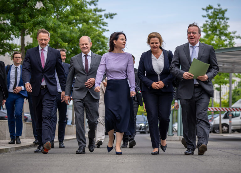 14.06.2023, Berlin: Christian Lindner (l-r, FDP), Bundesminister der Finanzen, Bundeskanzler Olaf Scholz (SPD), Annalena Baerbock (Bündnis 90/Die Grünen), Außenministerin, Nancy Faeser (SPD), Bundesministerin des Innern und Heimat, und Boris Pistorius (SPD), Verteidigungsminister, sind auf dem Weg zu einer Pressekonferenz zur Nationalen Sicherheitsstrategie. Die Bundesregierung hat eine umfassende Nationale Sicherheitsstrategie, die alle Aspekte der äußeren und inneren Sicherheit umfasst, beschlossen. Foto: Michael Kappeler/dpa +++ dpa-Bildfunk +++ (KEYSTONE/DPA/Michael Kappeler)