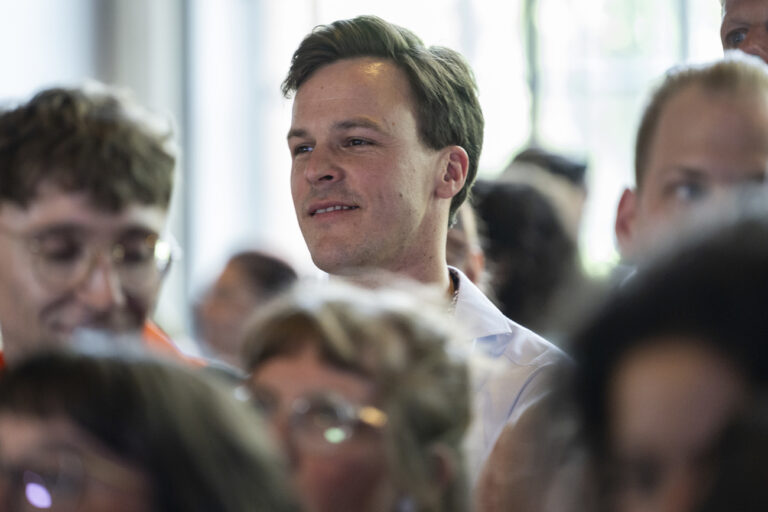 Nationalrat Bastien Girod, GP-ZH, freut sich nach Bekanntgabe der Resultate zum Klimaschutz-Gesetz, welches an diesem Sonntag zur Eidgenoessischen Abstimmung kam, am Sonntag, 18. Juni 2023 in Bern. (KEYSTONE/Alessandro della Valle)