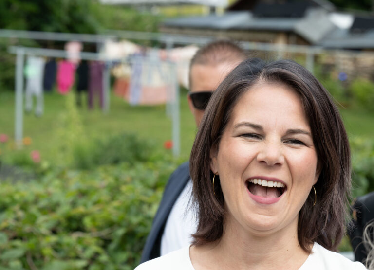 14.07.2023, Sachsen, Bärenstein: Annalena Baerbock (Bündnis 90/Die Grünen), Bundesaußenministerin, lacht während ihres Besuchs. In dem deutsch-tschechischen Grenzort hat sich Baerbock mit ihrem tschechischen Amtskollegen Lipavskà über die grenzüberschreitende Zusammenarbeit unterhalten. Foto: Hendrik Schmidt/dpa +++ dpa-Bildfunk +++ (KEYSTONE/DPA/Hendrik Schmidt)