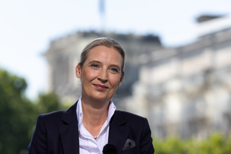 10.09.2023, Berlin: Alice Weidel (AfD), Bundesparteivorsitzende, lächelt beim ARD-Sommerinterview das im «Bericht aus Berlin» gesendet wird. Foto: Hannes Albert/dpa +++ dpa-Bildfunk +++ (KEYSTONE/DPA/Hannes P Albert)