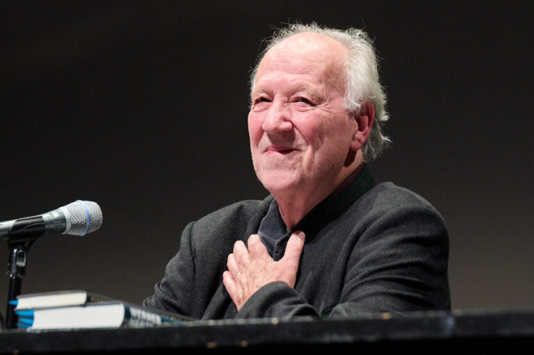 14.09.2023, Berlin: Werner Herzog, Regisseur, Produzent, Schauspieler, Synchronsprecher und Schriftsteller sitzt während des Internationalen Literaturfestivals Berlins im Haus der Berliner Festspiele und spricht über seine Bücher. Foto: Annette Riedl/dpa +++ dpa-Bildfunk +++ (KEYSTONE/DPA/Annette Riedl)