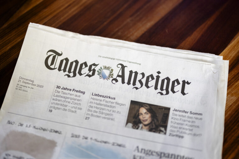 Das gedruckte Ausgabe des Tages-Anzeigers, aufgenommen am Donnerstag, 21. September 2023 in Zuerich. Tamedia hat im Rahmen eines Sparprogramms am Donnerstag einen Stellenabbau bei seinen Deutschschweizer Medien angekuendigt. Bis zu 20 Stellen soll abgebaut werden. Bereits am Mittwoch wurde der Abbau von 28 Stellen in der Romandie angekuendigt. (KEYSTONE/Michael Buholzer)