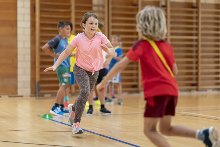 Die Kinder der 3/4 Klasse treiben in der Turnhalle Sport, fotografiert im Rudolf Steiner Schule Sankt Gallen, am Dienstag, 12. September 2023 in St. Gallen. (KEYSTONE/Gaetan Bally)..