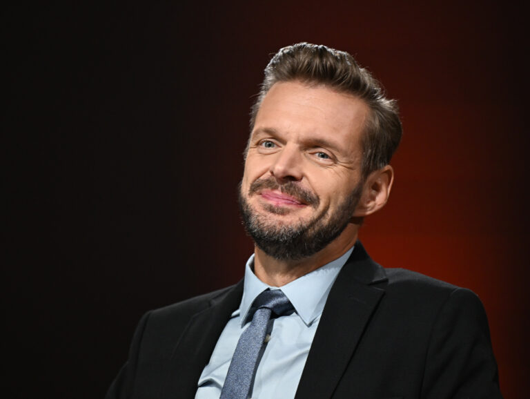 19.10.2023, Hessen, Frankfurt/Main: Comedian Florian Schröder spricht auf der Frankfurter Buchmesse auf der Literaturbühne bei ZDF aspekte. Gastland der weltgrößten Bücherschau, die bis zum 22. Oktober stattfindet, ist im Jubiläumsjahr Slowenien. Foto: Arne Dedert/dpa +++ dpa-Bildfunk +++ (KEYSTONE/DPA/Arne Dedert)