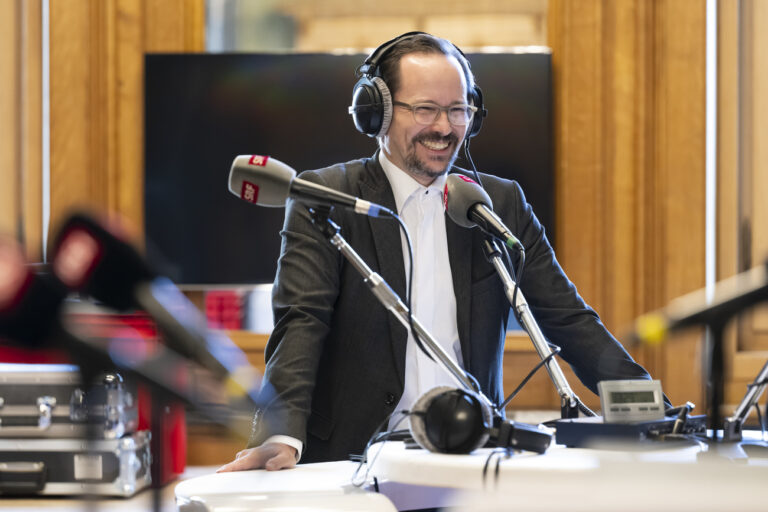 Balthasar Glaettli, Parteipraesident Gruene Schweiz und Nationalrat GP-ZH, gibt ein Radio-Interview, im Vorzimmer des Nationalrats, am Wahltag der Eidgenoessischen Parlamentswahlen, am Sonntag, 22. Oktober 2023, im Bundeshaus, in Bern. Die Schweizer Buergerinnen und Buerger waehlen das Bundesparlament mit den beiden Kammern Nationalrat und Staenderat.(KEYSTONE/Anthony Anex)