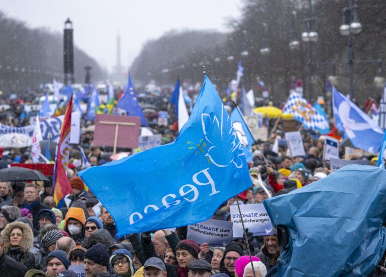 ARCHIV - 25.02.2023, Berlin: Zahlreiche Menschen nehmen am 25. Februar 2023 an einer Demonstration am Brandenburger Tor in Berlin für Verhandlungen mit Russland im Ukraine-Krieg teil. (zu dpa: «Friedensdemonstration am Samstag geplant») Foto: Monika Skolimowska/dpa +++ dpa-Bildfunk +++ (KEYSTONE/DPA/Monika Skolimowska)