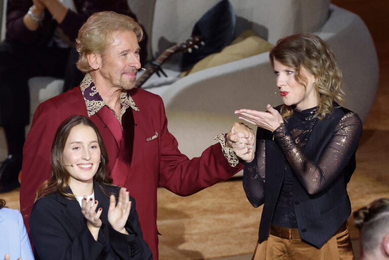 dpatopbilder - 26.11.2023, Baden-Württemberg, Offenburg: Die Wettkönigin Julia Reichert wirft Moderator Thomas Gottschalk bei der ZDF-Show 