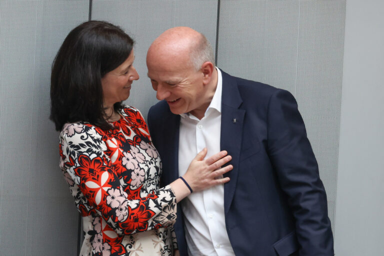 ARCHIV - 11.05.2023, Berlin: Katharina Günther-Wünsch (CDU), Bildungssenatorin, und Kai Wegner (CDU), Regierender Bürgermeister, bei der Plenarsitzung des Berliner Abgeordnetenhauses. Berlins Regierender Bürgermeister Kai Wegner und Bildungssenatorin Katharina Günther-Wünsch (beide CDU) haben ihre Beziehung öffentlich gemacht. Wie Rechtsanwalt Christian Schertz der Deutschen Presse-Agentur mitteilte, entschieden beide im Herbst 2023, eine Beziehung einzugehen. Foto: Joerg Carstensen/dpa +++ dpa-Bildfunk +++ (KEYSTONE/DPA/Jörg Carstensen)