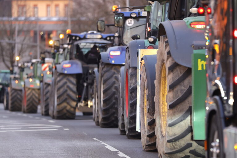 Rasende Bauern: Zu Hunderttausenden protestieren deutsche Landwirte auf Autobahnen und in Städten. Platzt auch ihren Schweizer Kollegen bald der Kragen? Grund dafür gäbe es