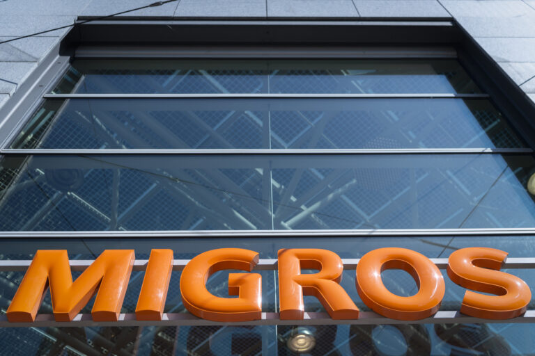 ARCHIVBILD ZUM STELLENABBAU BEI MIGROS --- Das Logo der Migros fotografiert anlaesslich der Wahl zur neuen Migros Praesidentin, am Samstag, 23. Maerz 2019, in Zuerich. Ursula Nold wurde mit 73 Stimmen zur neuen Migros Praesidentinn gewaehlt. Sie ist die erste Praesidentin in der Geschichte der Migros und wird ihr Amt am 1. Juli anntreten. (KEYSTONE/Melanie Duchene)